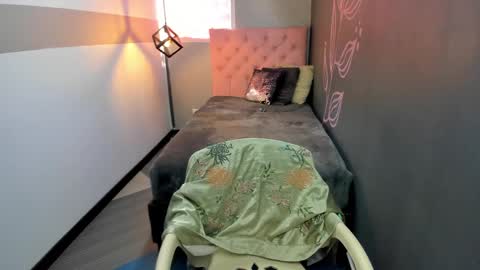 Snapshot of giafox_ chatting on March 1, 5:38 pm G I A FOX online show from March 1, 5:38 pm