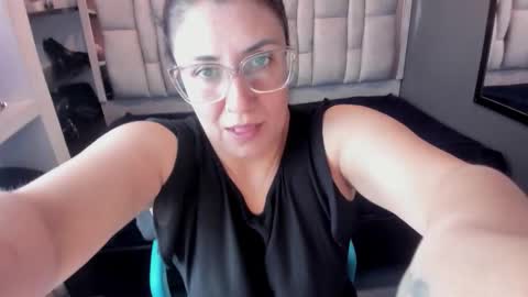 Snapshot of giafox_ chatting on October 6, 7:33 pm G I A FOX online show from October 6, 7:33 pm