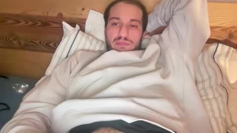 Snapshot of gian22344 chatting on December 19, 1:23 am gian22344 online show from December 19, 1:23 am