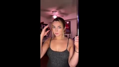 gigilovesyou1997 online show from June 3, 9:23 am