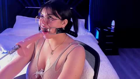 Snapshot of giiabloom chatting on March 5, 3:08 am giia online show from March 5, 3:08 am