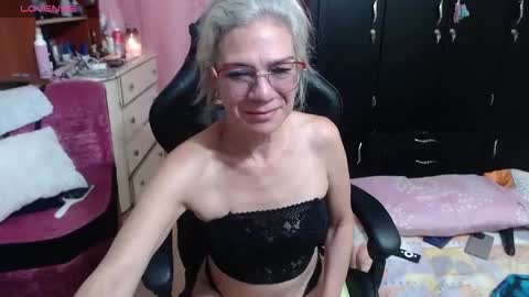 Snapshot of giorgia_xue53 chatting on November 8, 6:35 am Mary online show from November 8, 6:35 am