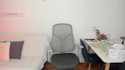 Snapshot of girl_inline chatting on November 25, 12:32 am girl_inline online show from November 25, 12:32 am