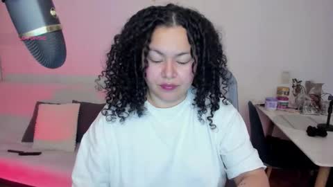 Snapshot of girl_inline chatting on November 27, 2:02 am girl_inline online show from November 27, 2:02 am