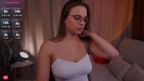 Snapshot of girl_peach_ chatting on February 4, 7:22 pm Kate online show from February 4, 7:22 pm