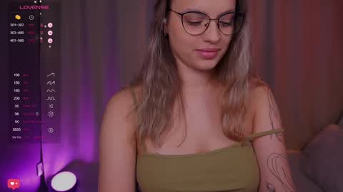 Snapshot of girl_peach_ chatting on February 26, 7:49 pm Kate online show from February 26, 7:49 pm