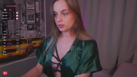 Snapshot of girl_peach_ chatting on November 3, 8:32 pm Kate online show from November 3, 8:32 pm