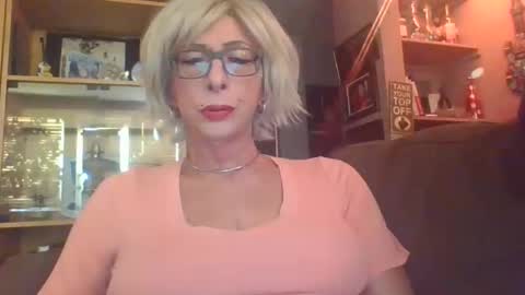 Snapshot of girlinrock chatting on October 19, 12:55 am Girlinrock online show from October 19, 12:55 am