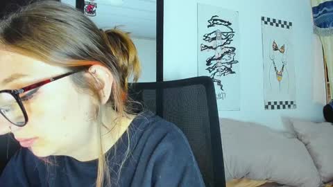 Snapshot of girlsativa chatting on December 3, 3:20 am Maze    Thumbs up online show from December 3, 3:20 am