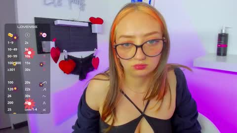 Snapshot of girlsativa chatting on October 17, 6:43 pm Maze    Thumbs up online show from October 17, 6:43 pm