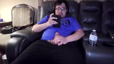 Snapshot of girthysausage904344 chatting on December 30, 5:37 am GirthySausage online show from December 30, 5:37 am