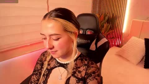 Snapshot of giselle_laurens_ chatting on February 14, 9:00 pm Giselle online show from February 14, 9:00 pm