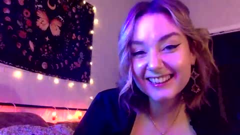 Snapshot of givemesweetdreams chatting on December 13, 2:43 am givemesweetdreams online show from December 13, 2:43 am