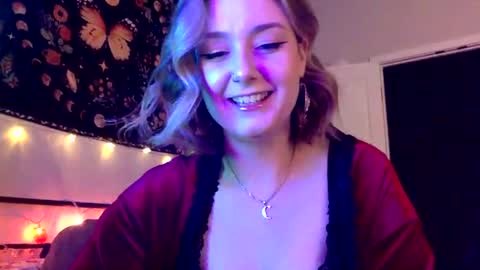Snapshot of givemesweetdreams chatting on March 4, 1:23 am givemesweetdreams online show from March 4, 1:23 am