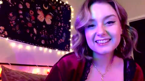 Snapshot of givemesweetdreams chatting on March 11, 12:00 am givemesweetdreams online show from March 11, 12:00 am