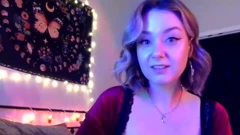 Snapshot of givemesweetdreams chatting on March 11, 3:05 am givemesweetdreams online show from March 11, 3:05 am