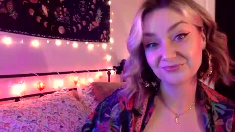 Snapshot of givemesweetdreams chatting on September 8, 11:59 pm givemesweetdreams online show from September 8, 11:59 pm