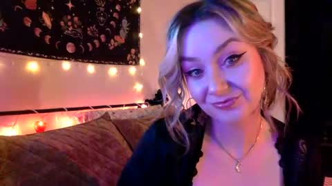 Snapshot of givemesweetdreams chatting on September 11, 12:44 am givemesweetdreams online show from September 11, 12:44 am