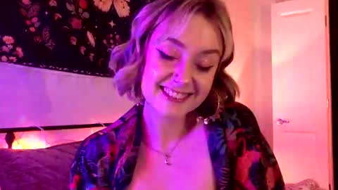 Snapshot of givemesweetdreams chatting on October 21, 12:44 am givemesweetdreams online show from October 21, 12:44 am