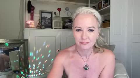 Snapshot of gl1tter_barbie chatting on November 2, 7:11 am Gl1tter Barbie online show from November 2, 7:11 am