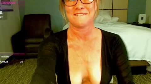 Snapshot of glam_cat chatting on December 12, 3:32 am Gwendolyn online show from December 12, 3:32 am