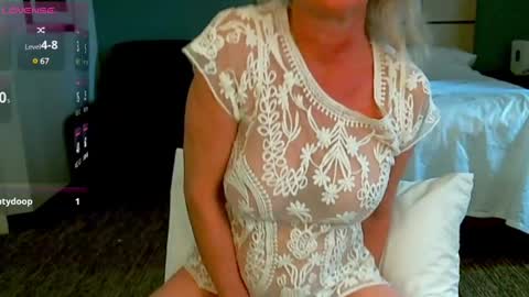 Snapshot of glam_cat chatting on January 21, 9:36 pm Gwendolyn online show from January 21, 9:36 pm