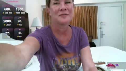 Snapshot of glam_cat chatting on October 6, 3:37 am Gwendolyn online show from October 6, 3:37 am