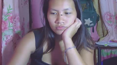 Snapshot of glamgoddess23 chatting on December 18, 2:28 am glamgoddess23 online show from December 18, 2:28 am