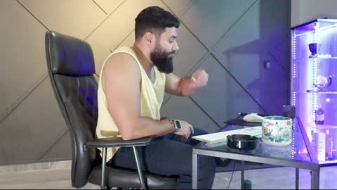 Matthew .. for short call me Matt online show from December 6, 3:44 pm