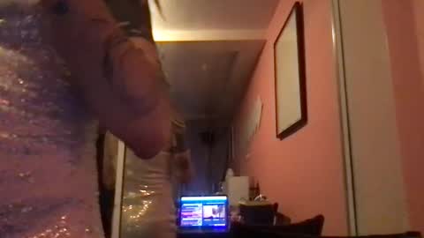 Snapshot of glow92 chatting on September 25, 4:05 am Glow Goddess online show from September 25, 4:05 am