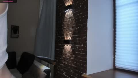 Snapshot of glowhub_ chatting on February 18, 2:02 pm Ann Eliz and Gigi online show from February 18, 2:02 pm