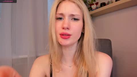 Snapshot of glowhub_ chatting on February 19, 2:13 pm Ann Eliz and Gigi online show from February 19, 2:13 pm