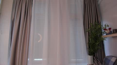 Snapshot of glowhub_ chatting on February 20, 9:43 am Ann Eliz and Gigi online show from February 20, 9:43 am