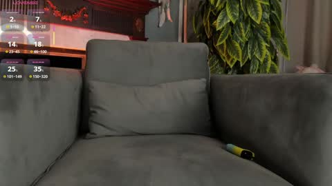 Snapshot of glowhub_ chatting on February 20, 9:48 pm Ann Eliz and Gigi online show from February 20, 9:48 pm