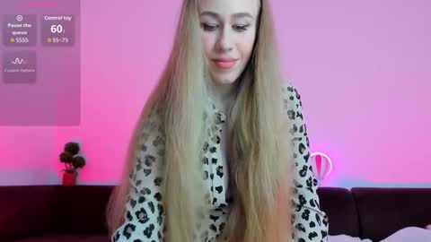 Snapshot of glowing_blonde chatting on November 29, 10:35 pm Alice online show from November 29, 10:35 pm