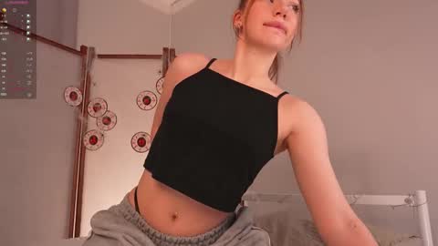 Snapshot of glowwww_ chatting on November 2, 3:58 pm Eloise online show from November 2, 3:58 pm