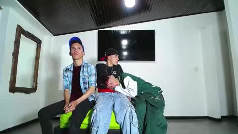 THOMAS AND DAMIAND online show from November 1, 6:32 pm