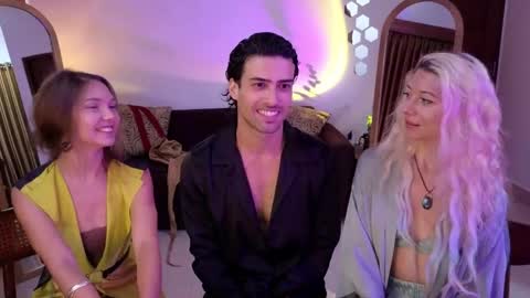   330 UTC2 girls   online show from April 15, 2:40 am