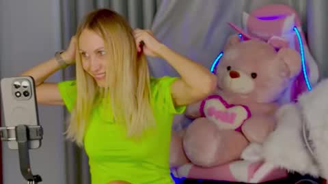 Snapshot of goddess_stars chatting on November 5, 11:21 am Katarina online show from November 5, 11:21 am