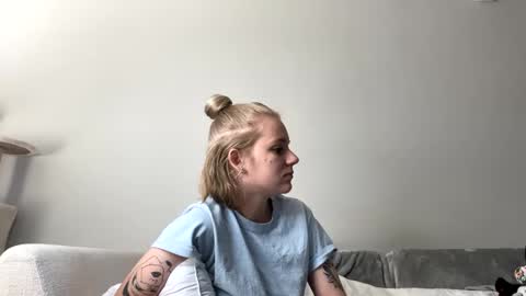 Snapshot of goddessfeyaa chatting on December 4, 2:04 pm feyaa22 online show from December 4, 2:04 pm