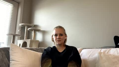 Snapshot of goddessfeyaa chatting on December 10, 7:43 pm feyaa22 online show from December 10, 7:43 pm