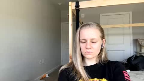 Snapshot of goddessfeyaa chatting on February 17, 4:04 pm feyaa22 online show from February 17, 4:04 pm