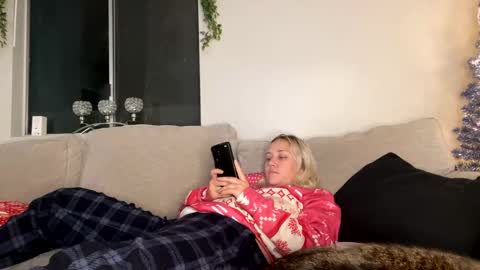 Snapshot of goddessmayvn chatting on December 26, 1:21 pm GoddessMayvn online show from December 26, 1:21 pm