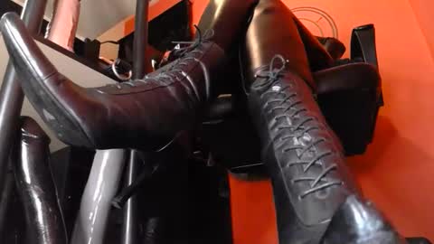 Snapshot of goddessmidnight chatting on November 20, 7:02 pm GODDESS MIDNIGHT online show from November 20, 7:02 pm