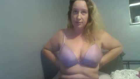 Snapshot of goddessmilfcrysyal chatting on December 6, 3:08 am Crystal online show from December 6, 3:08 am