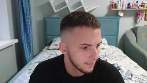 Snapshot of golden_boyyy21 chatting on November 7, 12:38 pm Golden boyyy21 online show from November 7, 12:38 pm