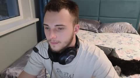 Snapshot of golden_boyyy21 chatting on November 23, 1:22 pm Golden boyyy21 online show from November 23, 1:22 pm