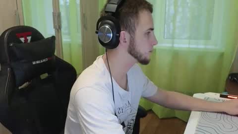 Snapshot of golden_boyyy21 chatting on December 4, 6:34 am Golden boyyy21 online show from December 4, 6:34 am