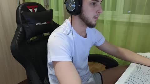 Snapshot of golden_boyyy21 chatting on December 13, 7:53 pm Golden boyyy21 online show from December 13, 7:53 pm