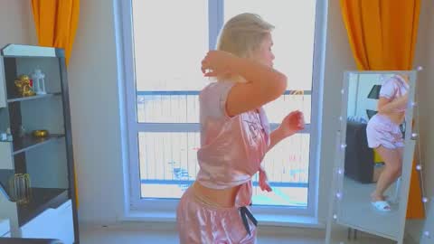 Snapshot of goldensweet_ chatting on January 9, 9:45 am Angie online show from January 9, 9:45 am